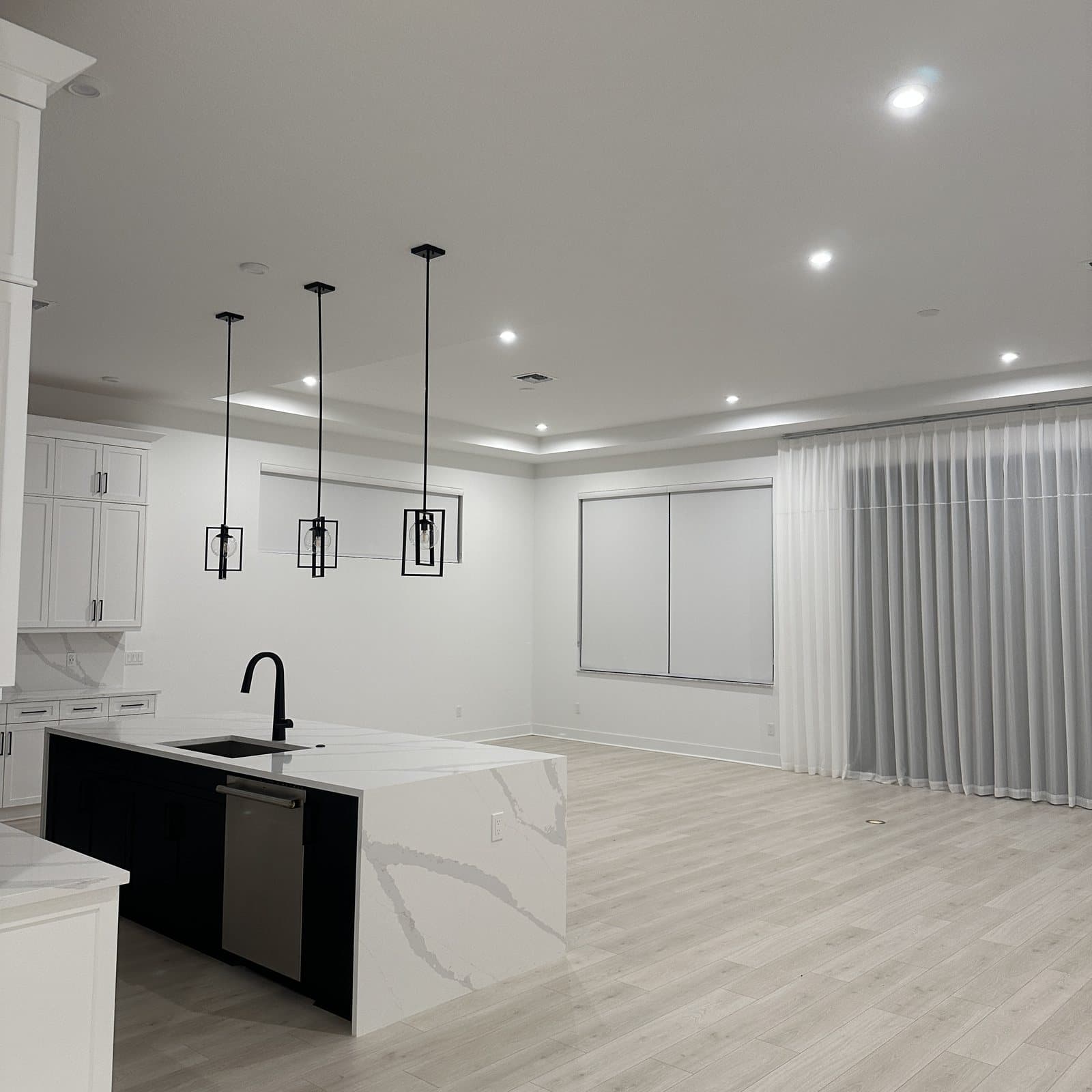 Roller Shades project photo 10 in Palm Beach Gardens